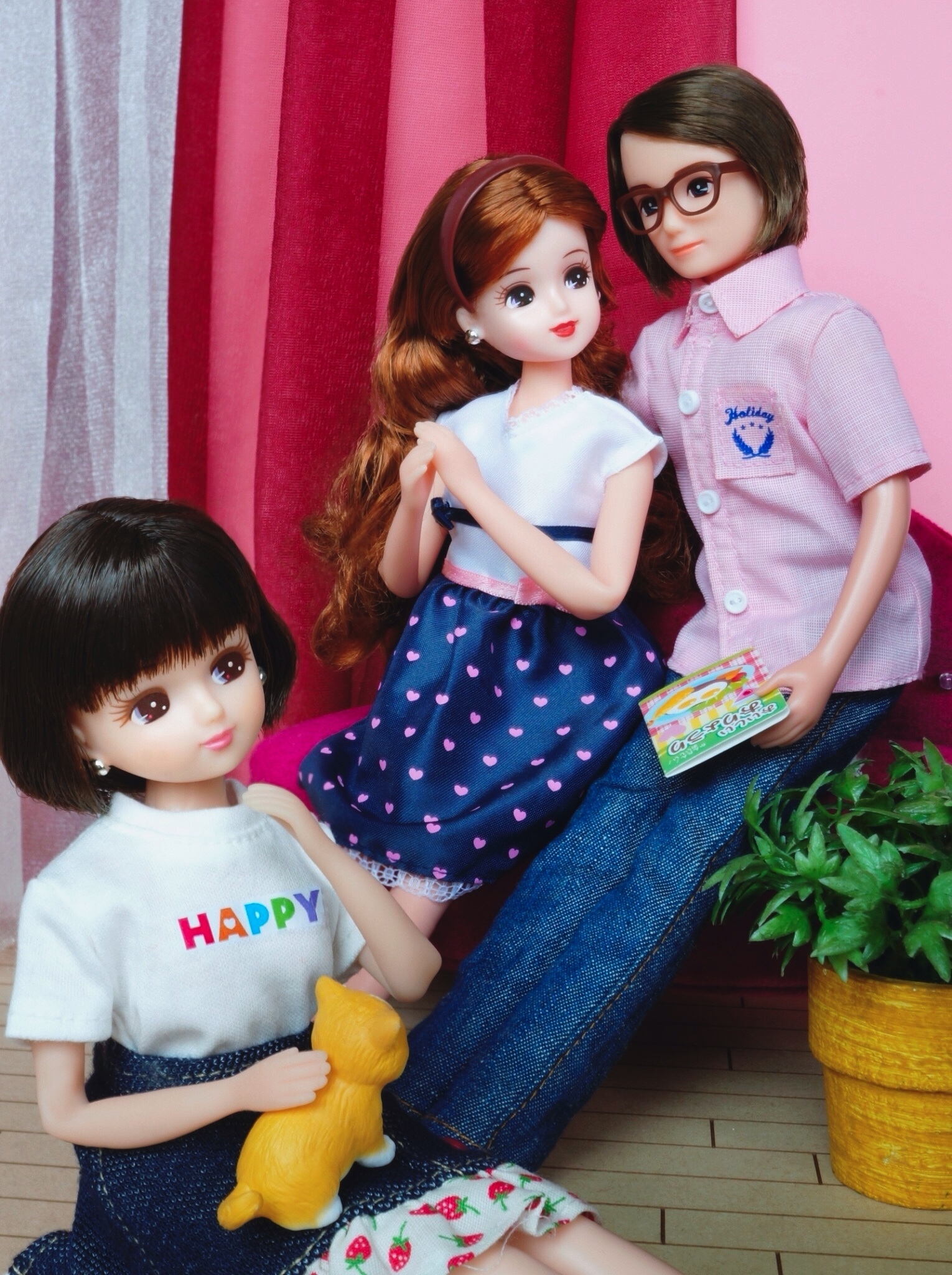 リカちゃん 公式 リカの苗字は 香山 といいます 香山 の苗字は お花などの香 かぐわ しい匂いがする山 って書くのよ パパにとって むかし住んでいたフランスの山から吹く風が香しい匂いを思い出す お気に入りの苗字なんだって うふふ