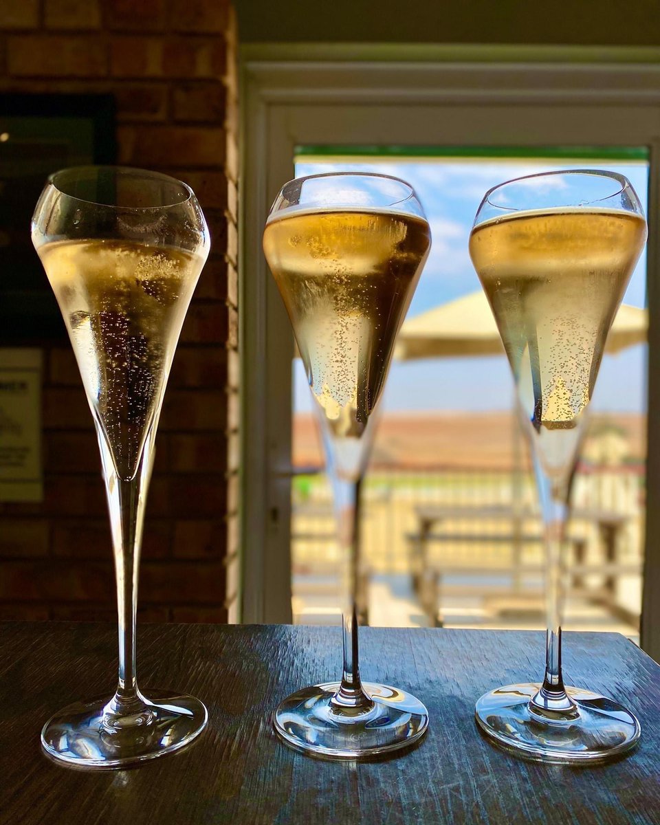 LaurasWorldza's tweet photo. Sundays with Simonsig..
I'm convinced that there is no problem that bubbles and a cupcake can't solve!
https://t.co/a6DzfYAi3y…
Cheers to a wonderful weekend with family! 🧁 🥂
#LaurasWorld
#LaurasWine
#Simonsig
#kaapsevonkel
#SipSimonsig
#CapClassique50 https://t.co/6pRFAp117x