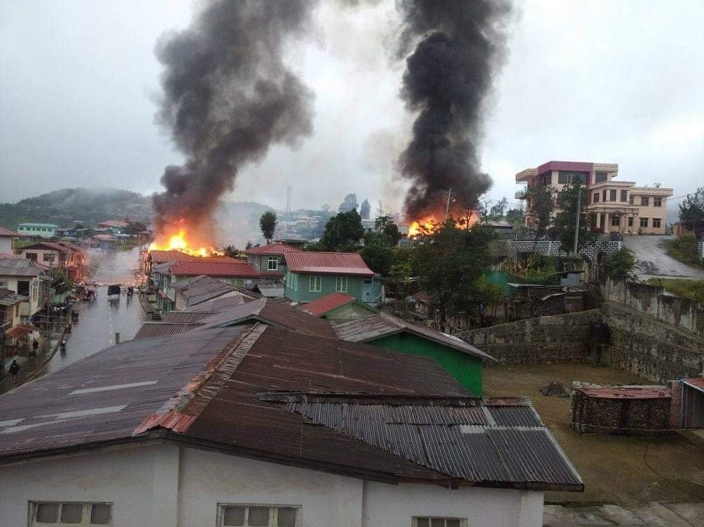 Myanmar_Now_Eng's tweet photo. CLASHES IN CHIN STATE
(1/3) At least 18 homes and a government building were burnt down in Chin State’s Thantlang Township by the military's heavy artillery fire on Saturday afternoon during a three-hour long clash with anti-junta Chinland Defence Force. Photos: The Chinland Post https://t.co/AmTZo2uEEU