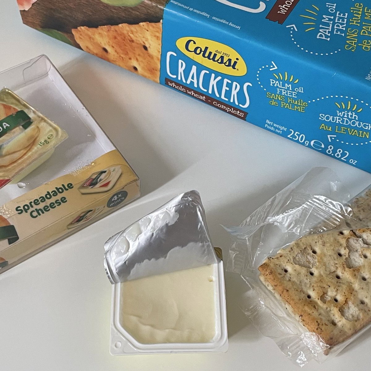 weirderday__'s tweet photo. crackers &amp; cheese🧀🥛 ที่สุดอะคู่นี้ cracker ของ clolussi แบบโฮลวีทอร่อยแผ่นบางกรอบดีมากชอบtextureแบบนี้ ส่วนชีสก็ต้อง gouda เอามาดิพจิ้มกินคู่กันเพลินที่สุด ชอบมากเลยคู่นี้ cracker เค้าแบ่งมาให้เป็นซองทานคู่กับชีส1อันจิ๋วกำลังดี เห้อ อร่อยยยยอยากกินอีก✨✨✨✨✨ https://t.co/CsfT35V7mK