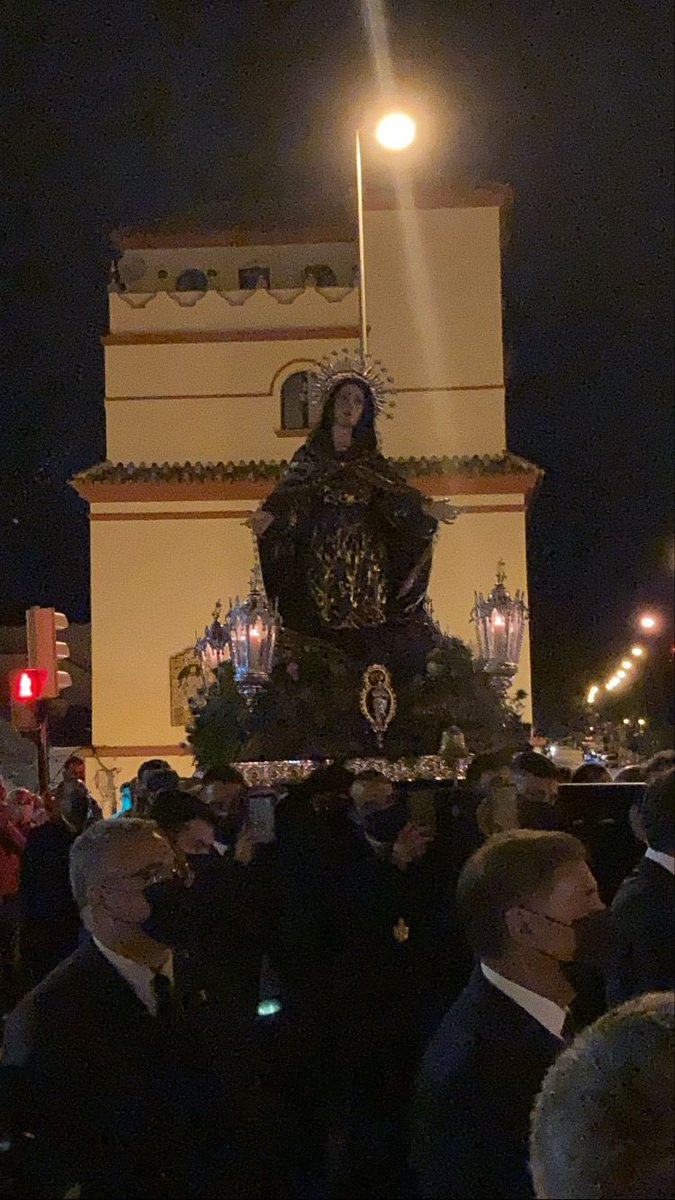 HdadSalutacion's tweet photo. @cofradiasmalaga @centenariomlg @manuelcalderonl @servitasmalaga @carmen_nd22 @DiocesisMalaga 🌉 Acompañamos al Barrio de la Trinidad cuando se aproxima al Puente de la Aurora camino a la Catedral de #Malaga.

🤳 Estampas añejas que nos ofrece esta madrugada de Traslados en #CofradiasMLG  

📸 @carmen_nd22
#ElVerboEncarnado #ElSeñordeMálaga #SoledadDeSanPablo #ssanta101tv https://t.co/nvDiFyQi8B