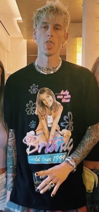 ticketstocolson's tweet photo. MACHINE GUN KELLY WEARING A BRITNEY SPEARS TSHIRT IS ALL I WILL BE THINKING AND TALKING ABOUT FOR THE NEXT WHILE, THANK YOU 🤚🏻 https://t.co/Q0QtPmxDVw