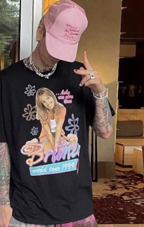 ticketstocolson's tweet photo. MACHINE GUN KELLY WEARING A BRITNEY SPEARS TSHIRT IS ALL I WILL BE THINKING AND TALKING ABOUT FOR THE NEXT WHILE, THANK YOU 🤚🏻 https://t.co/Q0QtPmxDVw