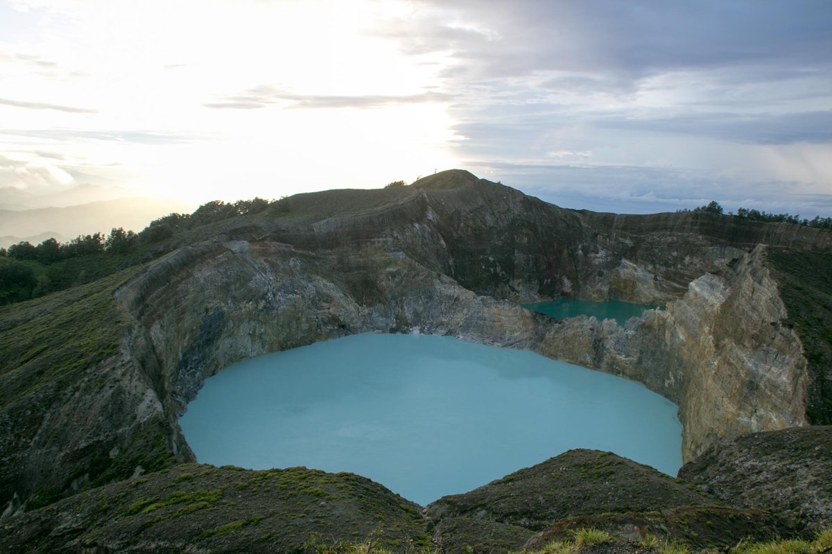 うちの妻の実家の近く。クリムトゥの頂上に10回以上登ってる日本人は、多分自分だけだと思う。
いつも間違われるのだけど、モニは村の名前でなく、クリムトゥ周辺の地域名で、一般にモニ村と言われる場所はコアナラ村。モニでビンタンのクリスマスツリーがあるのは、Bintangというカフェ兼ホテル。 