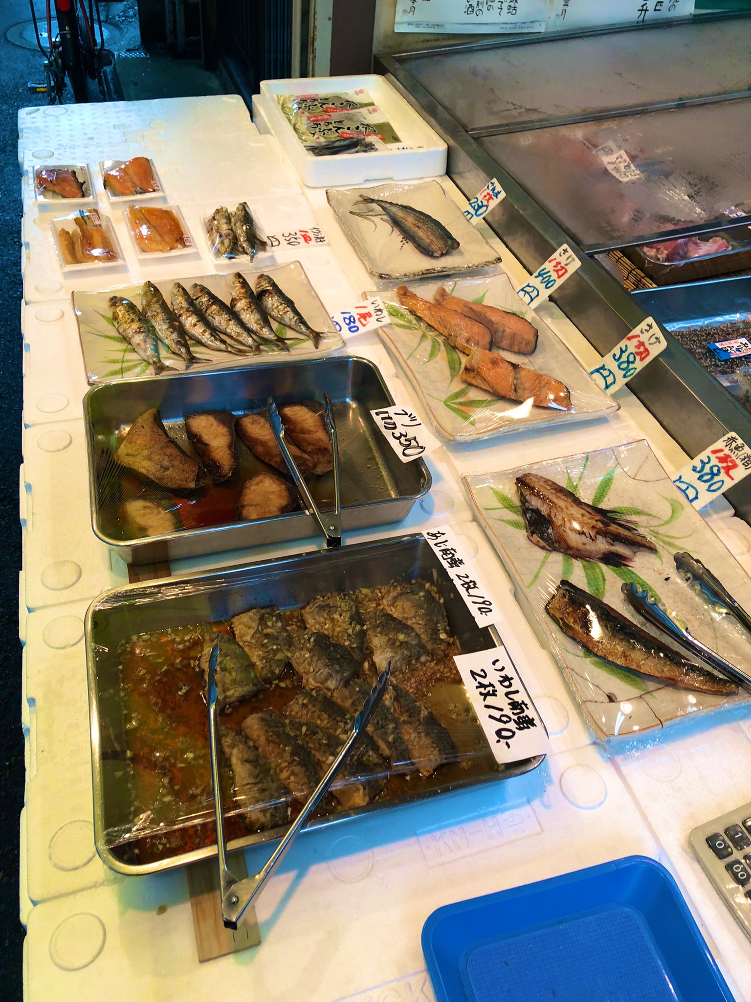 ট ইট র 高円寺観光協会 高円寺の朝ごはん 昨日 高野と早川商店で買った魚を朝ごはんでいただきました カツオ刺し だるまイカ刺し 鰤の塩焼き ご馳走様でした あーウマっ イカ ブリ 鰹 朝ごはん T Co 1onteqttzn ট ইট র