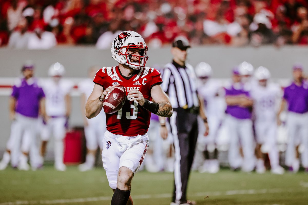 PackFootball's tweet photo. A look at @DevinLeary1 's night as @bfin_5 enters the game.
23 completions
29 attempts
259 yards
3 touchdowns

#HTT https://t.co/kqECcVhR9S