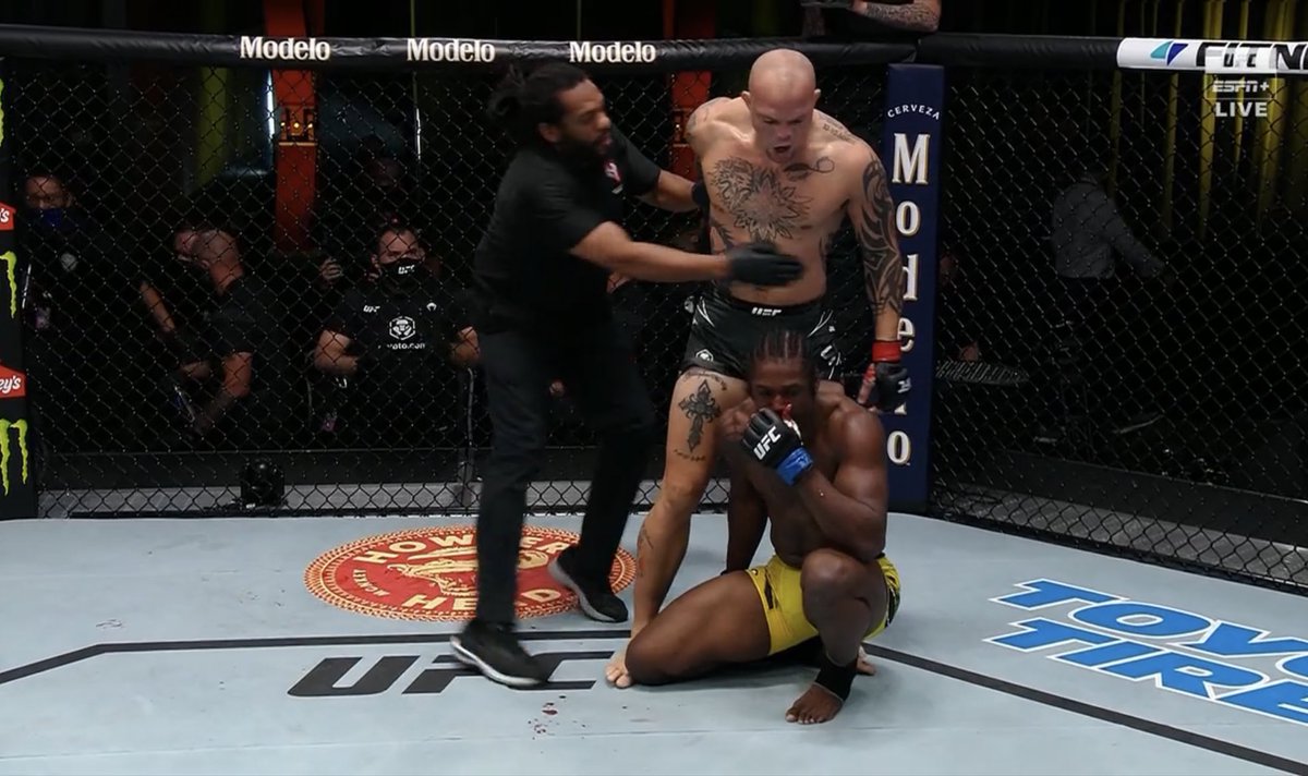 ConOfCombat's tweet photo. I love this sport lol all in the span of a minute #UFCVegas37 https://t.co/IsXsLkLvbJ