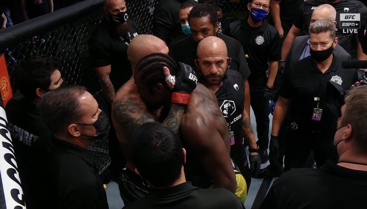 ConOfCombat's tweet photo. I love this sport lol all in the span of a minute #UFCVegas37 https://t.co/IsXsLkLvbJ