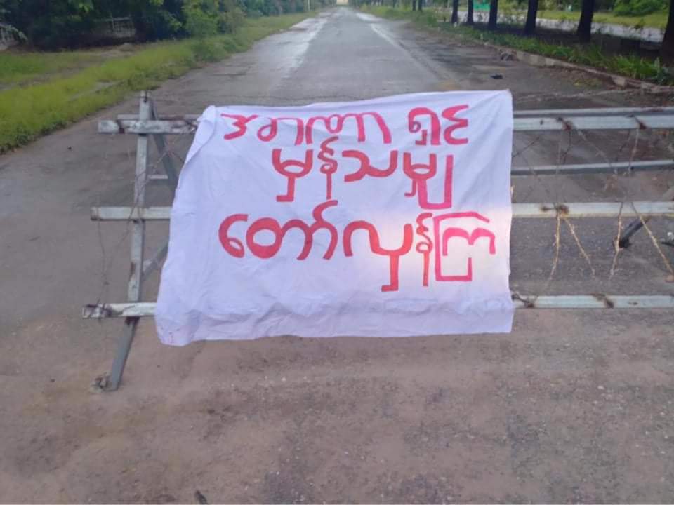 KaungMyetMin's tweet photo. A group of young men from #Mandalay hang their headscarves "အာဏာရှင်မှန်သမျှ တော်လှန်ကြ" in front of the military barracks near Mandalar University.

#JuntaUsesArtilleryWeapons
#Sep19Coup 
#WhatsHappeningInMyanmar https://t.co/ucFCpy29mu