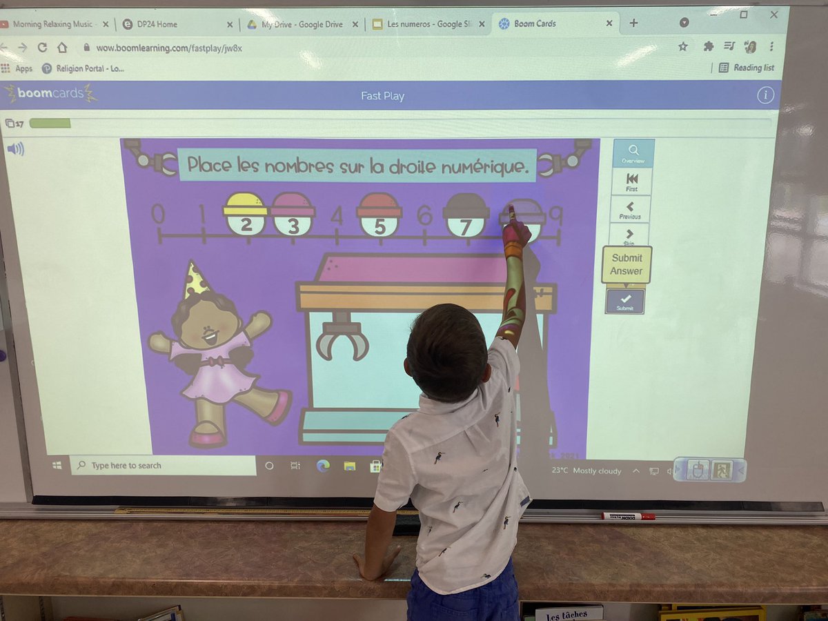 Lots of fun this past week in 1re année! We read in our outdoor classroom, talked about kindness and continued practicing our numbers in French.