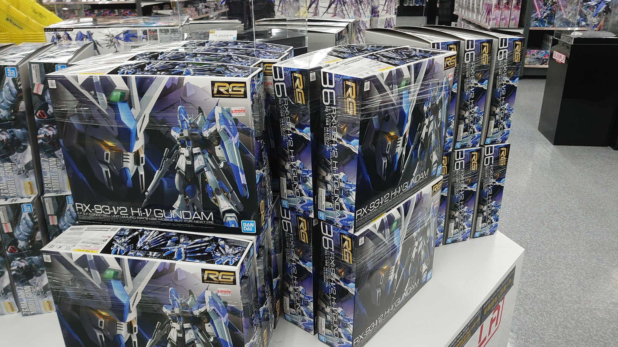 しつらん 池袋のlabi 普通にrgの Hi Nガンダム売ってる いつからあるのかは流石にわからないけど この店の謎ムーブなのが 発売日には予約したい人のみで通常販売なかったのに今は普通に店頭売りな点 発売日はすぐそばのヨドバシで並んでgetしたので