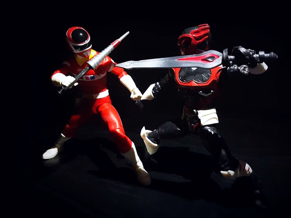 RedMegaranger's tweet photo. It's Good vs. Evil ⚡️⚡️⚡️ #Hasbro #LightningCollection #PowerRangers https://t.co/dZx89dEi24