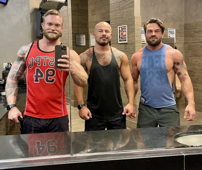 When you’re in Chicago you HAVE to workout with @CollinAndJoshX ?. Who thinks we should make a video