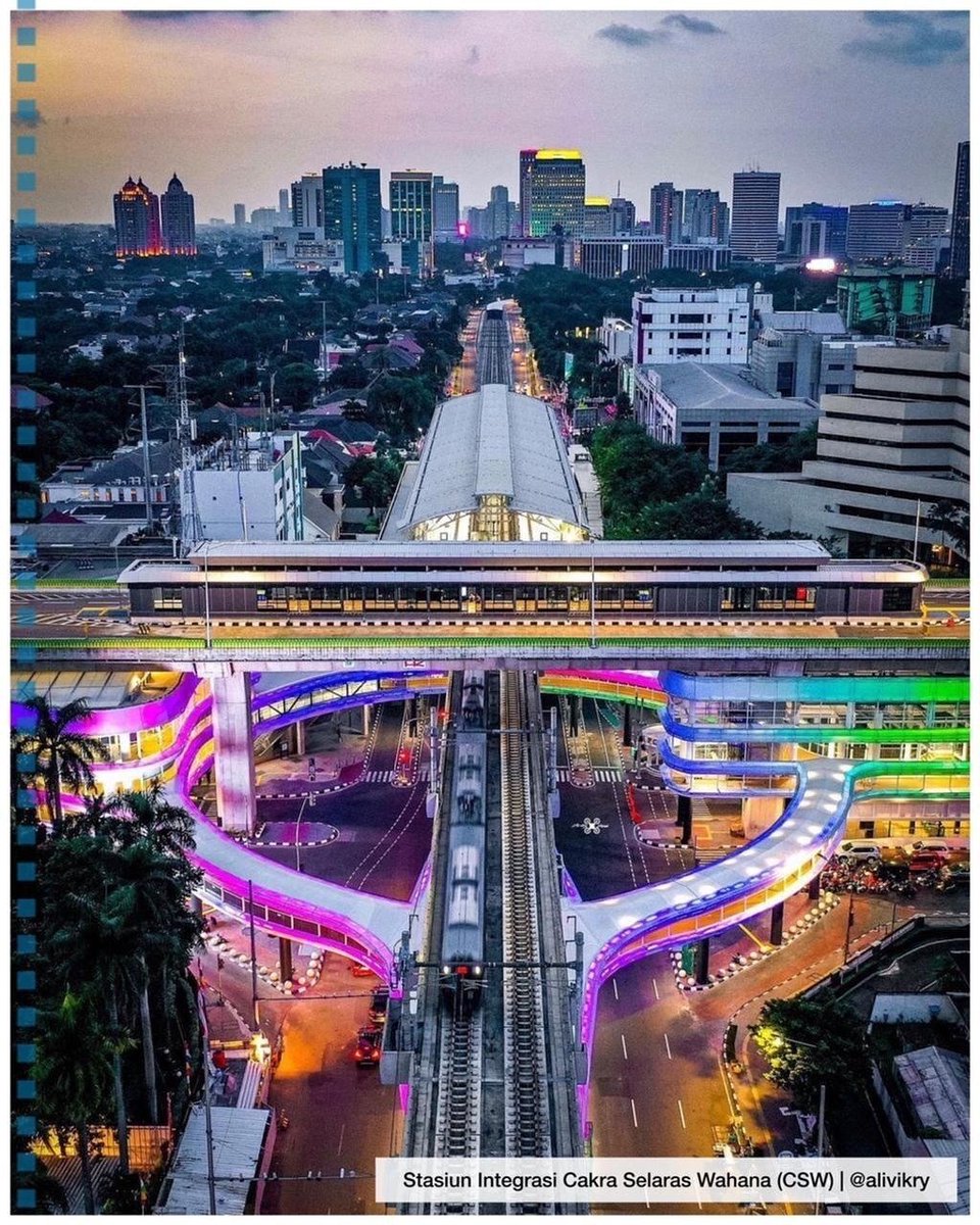 tatakujiyati's tweet photo. Oke. Kita hargai deh kerja kerasnya bikin hoax. Ya bagaimana lagi, nggak ada karya yg lain sih selain simpang susun semanggi.

Demi mengecilkan Anies, sampai2 harus merendahkan instalasi temporer yg dibuat teman2 pelaku ekonomi kreatif lokal.

Hoax                         Fakta https://t.co/8hU3z2mYiR