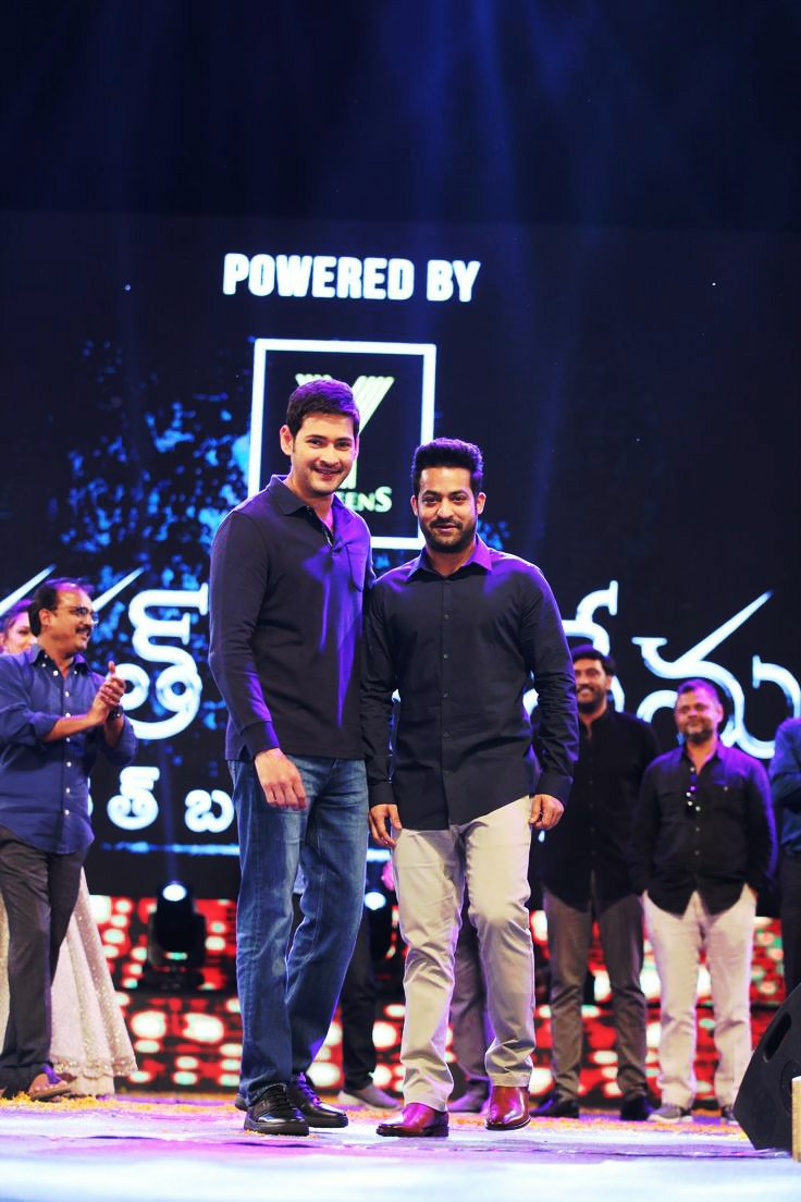kanakam1234's tweet photo. SUPER 🌟 &amp; NTR  On Small Screen Soon... 🔥🔥🔥

𝐒𝐡𝐨𝐨𝐭 𝐒𝐭𝐚𝐫𝐭𝐬 𝐓𝐨𝐦𝐨𝐫𝐫𝐨𝐰...! 

@tarak9999 🤝 @urstrulyMahesh 

#KomaramBheemNTR #SarkaruVaariPaata 
#ManOfMassesNTR https://t.co/LJj7xjkX1u