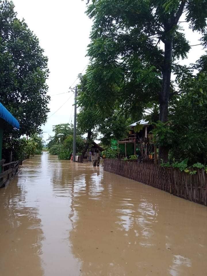 NaingminNaingm1's tweet photo. Heavy rains within the week have caused floods in some parts of GantGaw township. In Shwebo village, people are being evacuated due to flooding. 

#JuntaUsesArtilleryWeapons
#Sep19Coup 
#WhatsHappeningInMyanmar https://t.co/B6plQtm7c4