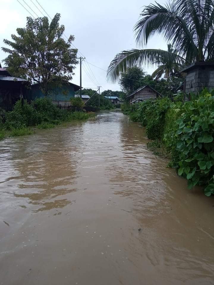NaingminNaingm1's tweet photo. Heavy rains within the week have caused floods in some parts of GantGaw township. In Shwebo village, people are being evacuated due to flooding. 

#JuntaUsesArtilleryWeapons
#Sep19Coup 
#WhatsHappeningInMyanmar https://t.co/B6plQtm7c4