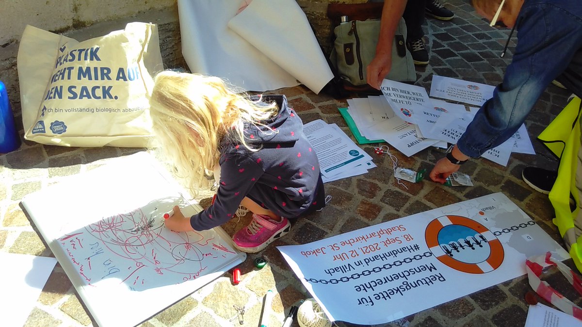 Kärnten andas (@kaerntenandas) on Twitter photo #Villach setzte gestern mit einem Rettungsring ein Zeichen der Solidarität und war Teil der Rettungskette von der Nordsee bis zum Mittelmeer.
#handinhand #rettungskette #menschenkette #rettungsring <a href="/Rettkette2019/">Rettungskette für Menschenrechte</a> #Villach setzte gestern mit einem Rettungsring ein Zeichen der Solidarität und war Teil der Rettungskette von der Nordsee bis zum Mittelmeer.
#handinhand #rettungskette #menschenkette #rettungsring <a href="/Rettkette2019/">Rettungskette für Menschenrechte</a>