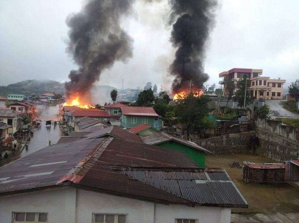 its_rbcn's tweet photo. In Thantlang Town,Chin State,over 19 houses have been burned down due to the regime military shelling heavy artillery in the residential area yesterday. 
A Christian youth pastor was shot dead by the military while helping to stop the fire in town.  

#WhatsHappeningInMyanmar https://t.co/YRGABJz0mu