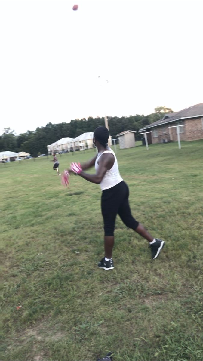 TeSet008's tweet photo. Im giving 💨 to anybody 🏈 9/28 🔒 #graduationszn https://t.co/Ed8kQ2a9z8