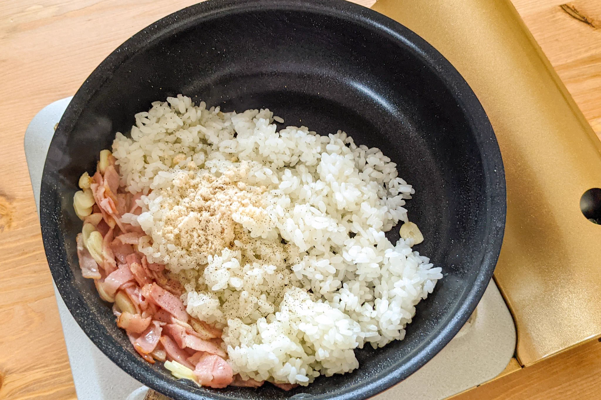 今日のご飯はごはんだけ！「究極のガーリック飯」が美味しそう。