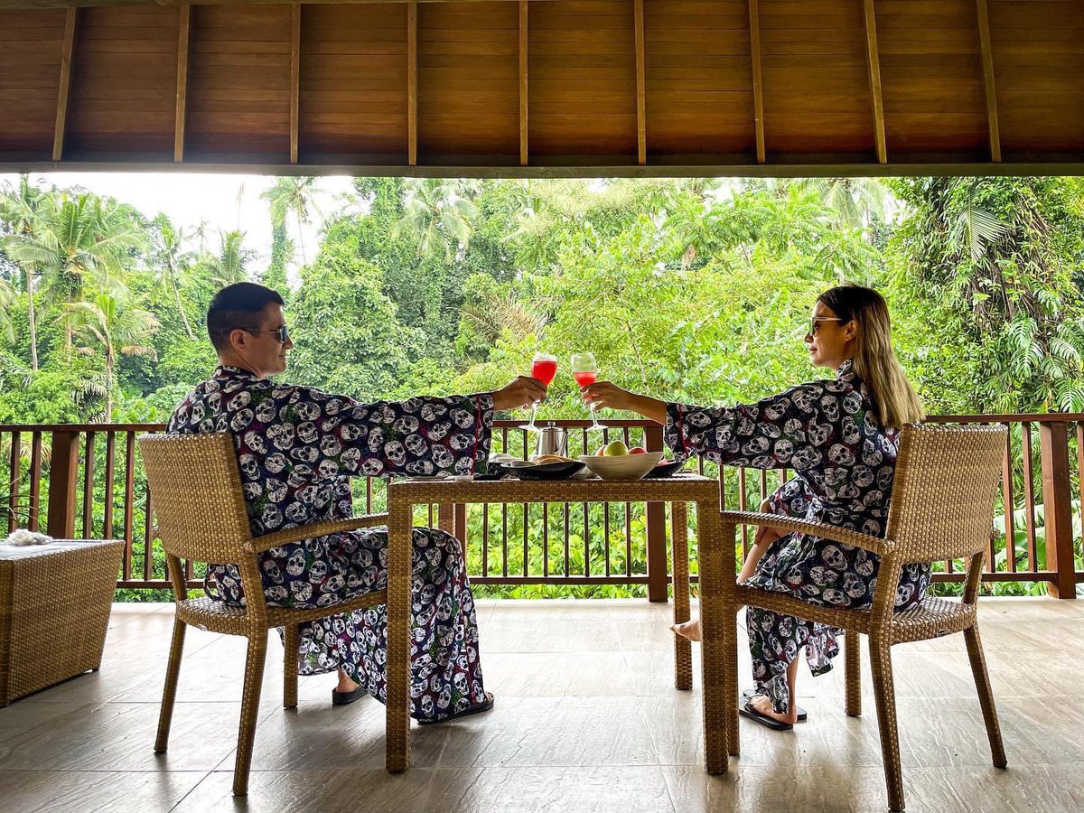 People ask how to keep a strong and committed relationship for 18 years
For me,it’s not really complicated. Always remember when you enter a relationship, could you see a future?. All I can say is e to be different, be better.Control, balance and keep it to yourself.