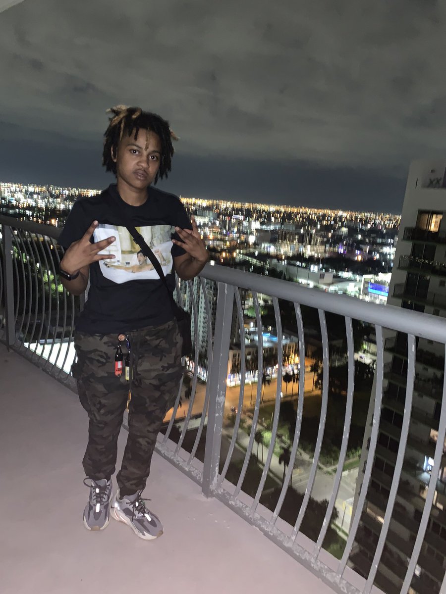 DrankGod4400's tweet image. In Miami Wit my Heat out 🔥 #GangUniversity  #LLMatt #LlMoon 〽️