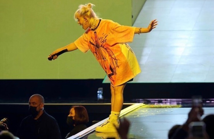 eilishsh_'s tweet photo. okay the crowd was a lil dead but that’s bc it’s iheart, they always a lil dead. I JUST HOPE MISS BILLIE HAD SM FUN DESPITE THAT!! it looks like she did, as she should.🥺 #billieisback #billieeilish https://t.co/SbgzYUh9QQ