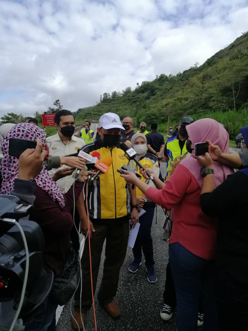 Lawatan Kerja oleh Menteri Besar Perak bersama Pengarah JKR Negeri Perak ke Laluan Persekutuan FT185 Jalan Simpang Pulai – Blue Valley (Cameron Highlands) seksyen 43.9 berikutan kejadian Kegagalan Cerun yang berlaku. <a href="/JKRMalaysia/">JKR Malaysia</a> <a href="/IrZulkefly/">Mohd Zulkefly S</a> <a href="/NasriZulkipli/">zulkipli nasri</a>
