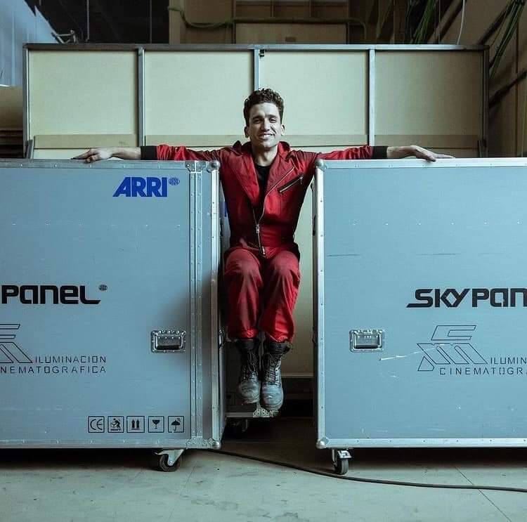 AmsterdamIFF's tweet photo. Behind the scenes @Lacasadepapel 😍🎬
:
:
:
#cinemotography #filmmaker #ARRI #Masterprime #filmmaking #skypenal #shootingdiaries #bts #filmproduction #onlocation
SUBMIT: https://t.co/wcj2bwT3hT https://t.co/KH7zk67dla