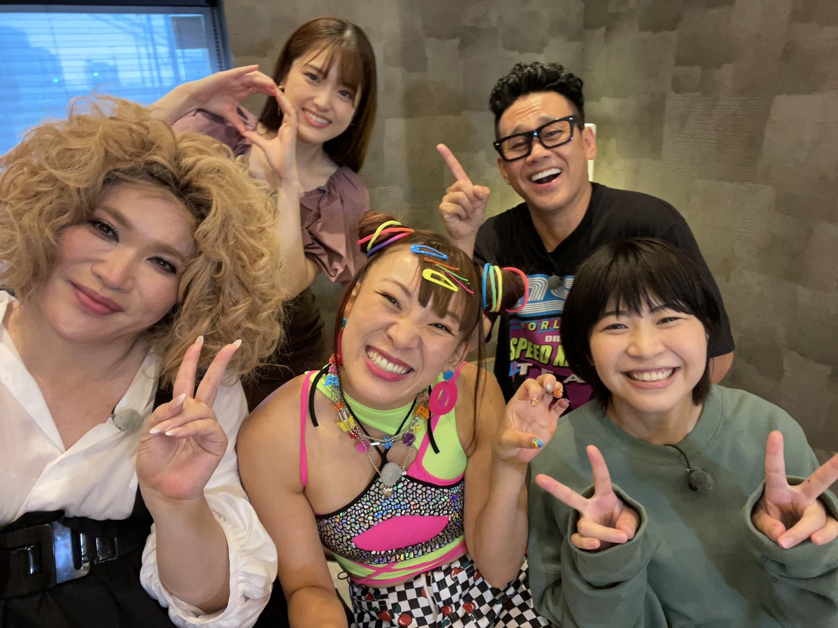 ブレスレット ショッキング ピンク フワちゃんっぽい