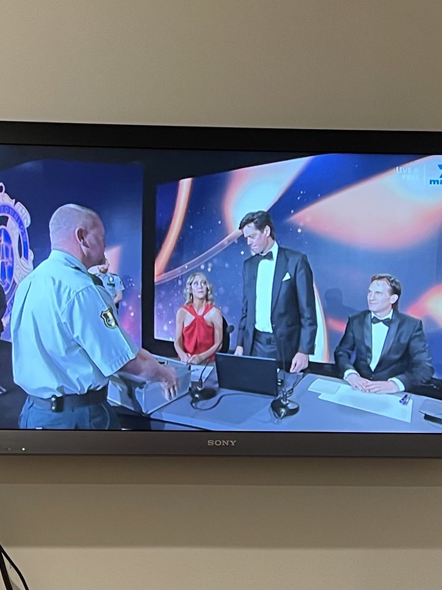 Brownlow night. Huzzah! @annaxmacoustra <a href="/cem_history/">Christine McCarry</a> <a href="/docker_rob/">Rob Geersen</a> <a href="/Thommo2point0/">Steven Thomlinson</a> <a href="/1randallstevens/">Joshua Toth</a>