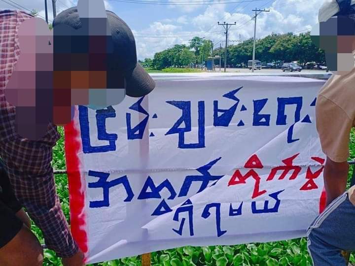 NeyYan4's tweet photo. Revolutionary Students of Hlaing Thar Yar Students Union hanged the banner "There must have the Battle for Peace" to mark commemoration of the 33rd Anniversary of the fall of Ma Win Maw Oo.

#JuntaUsesArtilleryWeapons
#Sep19Coup
#WhatsHappeningInMyanmar https://t.co/KVtDnKBgTJ