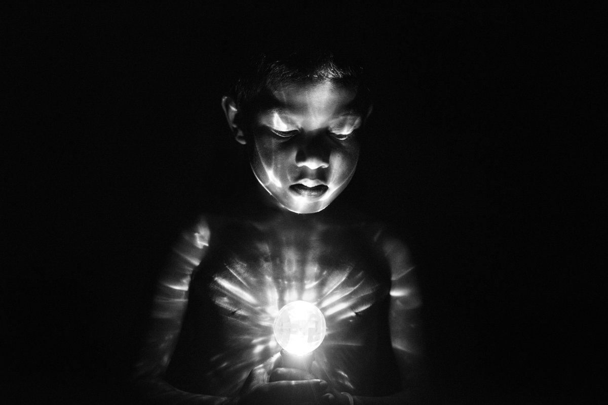 photoswindon's tweet photo. From The Island of Colorblind #Sannedewilde / @noorimages 
Jaynard (achromatopic vision) plays with a disco-light-torch.
Now showing at: ⬇️

🌳 Queens Park, Swindon / 11 Sep - 19 Sep
🌳 Town Gardens, Swindon / 21 Sep - 3 Oct

#Photoswindon #Photography #Exhibition #Colourblind https://t.co/yARV0Wmk7u