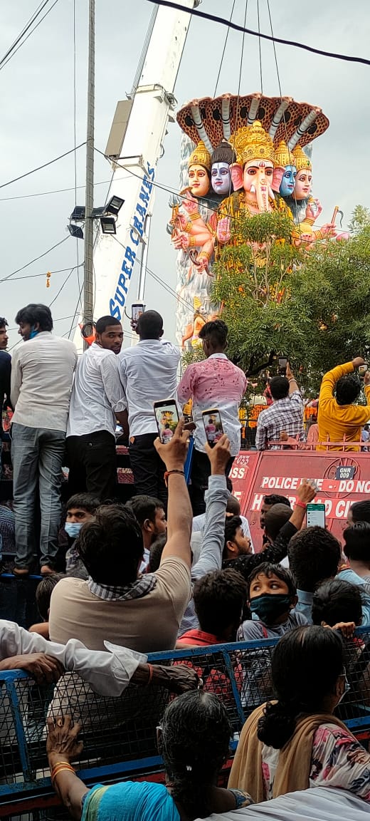 TelanganaCOPs's tweet photo. #GaneshImmersion2021 
#KhairatabadGanesh immersion completed.
'गणपति बाप्पा मोरिया- अगले बरस तू जल्दी आ' https://t.co/octjny63jz