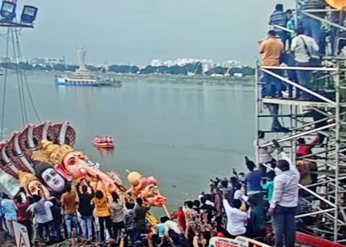 TelanganaCOPs's tweet photo. #GaneshImmersion2021 
#KhairatabadGanesh immersion completed.
'गणपति बाप्पा मोरिया- अगले बरस तू जल्दी आ' https://t.co/octjny63jz
