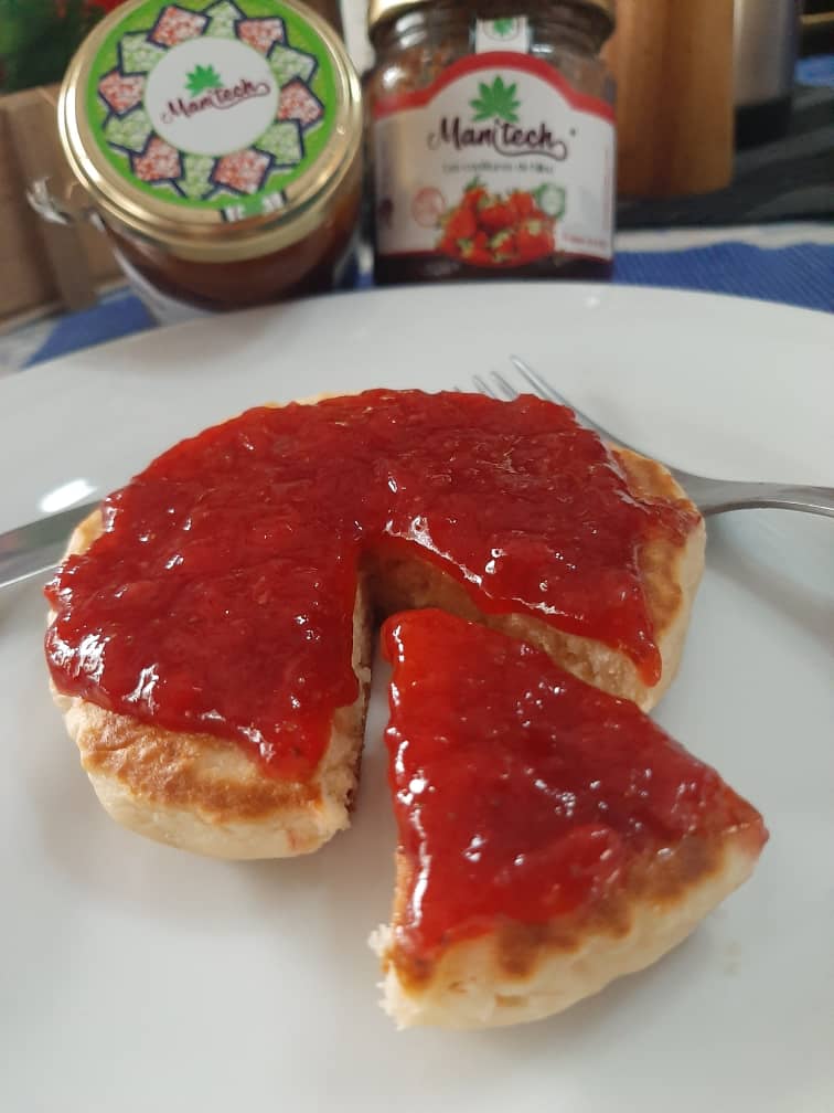 malukisasivi's tweet photo. Je me suis battue et je continue. Je cris a l'aide, au moins je l'aurais fait. 
Je refuse de fermer. Je vend 10pots de confitures fraises aux enchères, pour ceux qui veulent me soutenir. 
#sauvermanitech. 

Merci. 
Disponibles en commande au 0999936859. https://t.co/d4hRTkKQHu