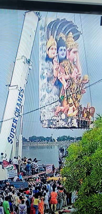 TelanganaCOPs's tweet photo. #GaneshImmersion2021 
#KhairatabadGanesh immersion completed.
'गणपति बाप्पा मोरिया- अगले बरस तू जल्दी आ' https://t.co/octjny63jz