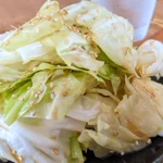 切って和えるだけだからとっても簡単!2分ほどで作れちゃうというお手軽キャベツレシピ!