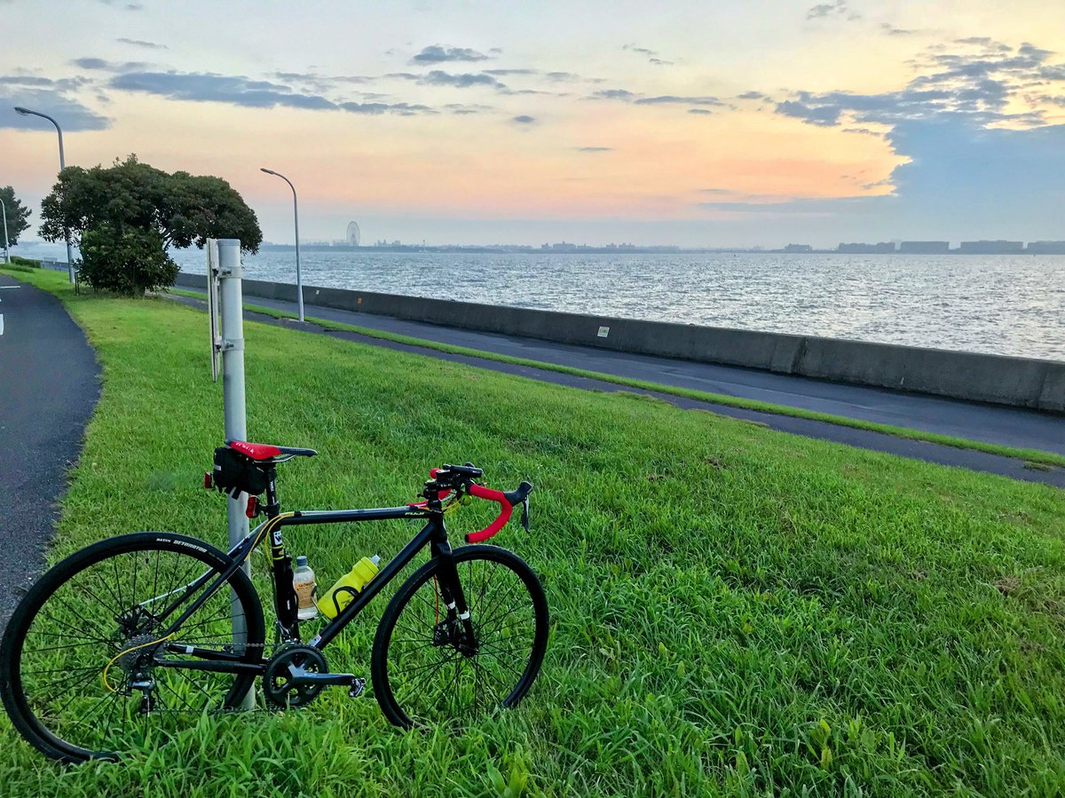 Noble___Savage's tweet photo. 大風一過で久しぶりの青空でしたね
そしてシルバーウィークになるんですね、全然気が付きませんでした

#ロードバイク #青空 #風景 #若洲 
#roadbike #ridesolo #fujibikes #bluesky #sunrise #wakasu #morningglow https://t.co/OrC7DiXrnp