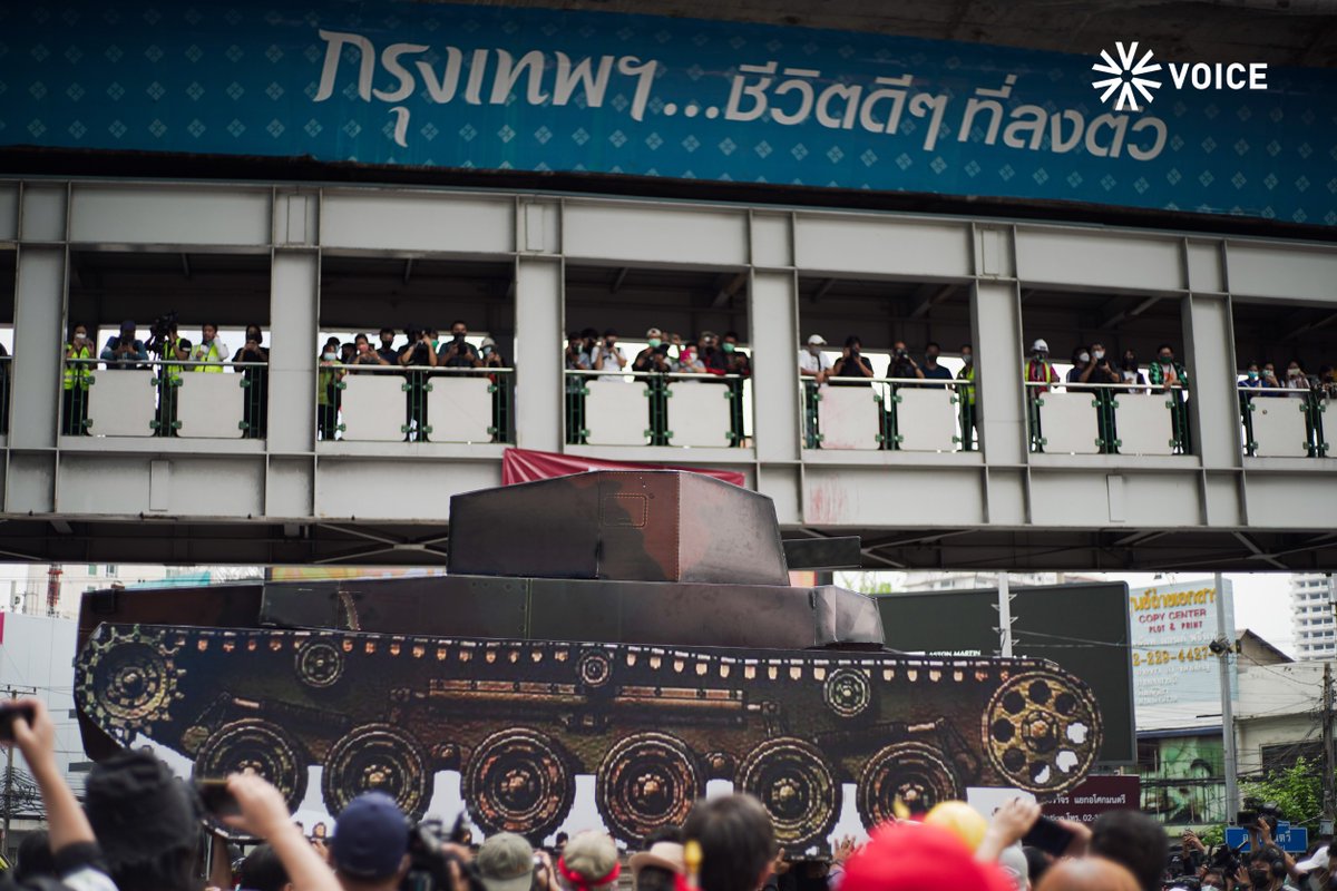 VoiceTVOfficial's tweet photo. กลุ่มเครือข่ายไล่ประยุทธ์ นำโดย ณัฐวุฒิ ใสยเกื้อ และ สมบัติ บุญงามอนงค์ หรือ บก.ลายจุด นัดรวมตัวที่แยกอโศกมนตรี เพื่อจัดกิจกรรมคาร์ม็อบ "ขับรถชนรถถัง 19 ก.ย." โดยมีมวลชนนำยานพาหนะมาเข้าร่วมกันย่างคึกคัก

📸ฉัทดนัย ทิพยวรรณ์ , ปฏิภัทร จันทร์ทอง 
#VoiceOnline https://t.co/6yUqo1qs7t