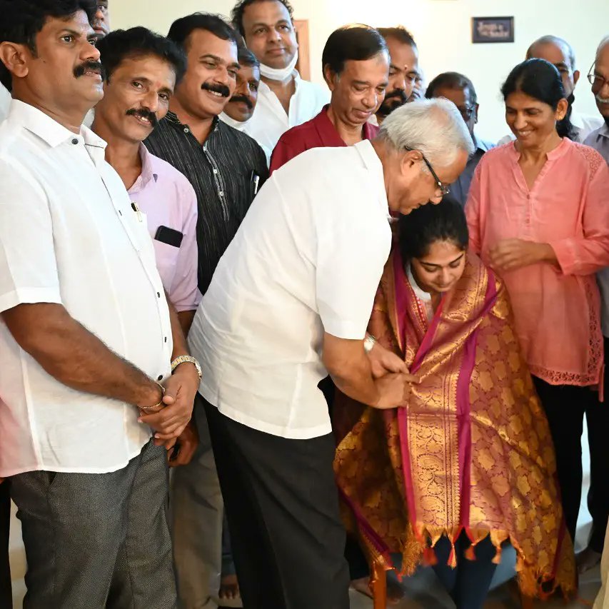 INCmanglorecity's tweet photo. ಮಂಗಳೂರು ದಕ್ಷಿಣ ವಿಧಾನ ಸಭಾ ಕ್ಷೇತ್ರದ ಮಾಜಿ ಶಾಸಕರಾದ ಶ್ರೀ.ಜೆ.ಆರ್.ಲೋಬೊರವರ ನೇತೃತ್ವದಲ್ಲಿ ಇಂದು C.A  ಪರೀಕ್ಷೆಯಲ್ಲಿ ದೇಶಕ್ಕೆ ಪ್ರಥಮ ಸ್ಥಾನ ಗಳಿಸಿದ ರುತ್ ಕ್ಲೇರ್ ಡಿಸಿಲ್ವ ರವರ ಮನೆಗೆ ತೆರಳಿ ಅವರ ಅತ್ಯುತ್ತಮ ಸಾಧನೆಯನ್ನು ಗುರುತಿಸಿ ಅವರಿಗೆ ಅಭಿನಂದಿಸಿ ಸಲ್ಲಿಸಿ ಗೌರವಿಸಲಾಯಿತು.  @MLCHarishKumar
@INCJRLobo https://t.co/NmlFODuAMw