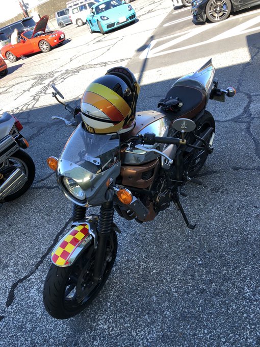 いい天気。
こういう日はアルミ地に空が映える。 