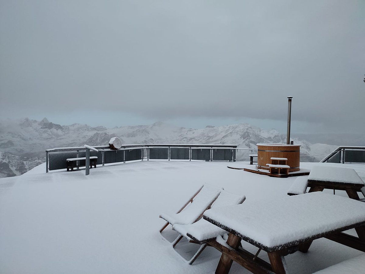 Episode de #neige bien en cours dans les #Alpes. Sols blancs dès 2100/2200m ce dimanche matin, comme ici sur Valfréjus au sommet des pistes (2700m) avec une petite couche de poudreuse.
Photo Brice Marcais via Meteo Alpes (c)