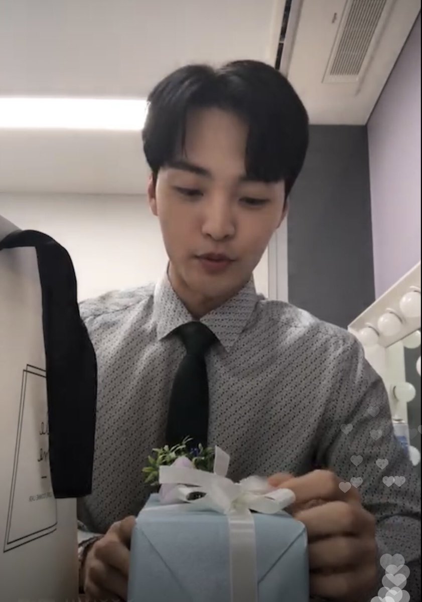 kminjaepics's tweet photo. spot the gift? 🎁 https://t.co/EqgI15HY8v