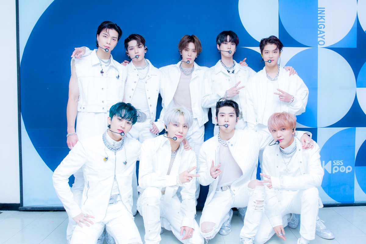 LEETAEYONGl's tweet photo. Getting ready before hitting the stage and for today's theme is on Sunday we wear white 🤍 Inkigayo we are coming! https://t.co/UXpSyXVFPX