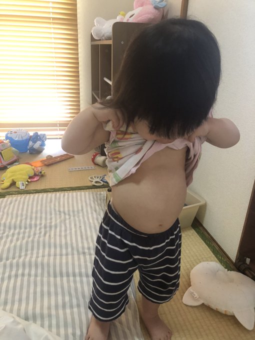 ドーナツ2つ食べてパン2つ食べて腹に異変を感じてる娘  「ママ&hellip;ぽんぽん」って見せてきた  食べすぎだよ https://t.co/jvkZB7Bolv