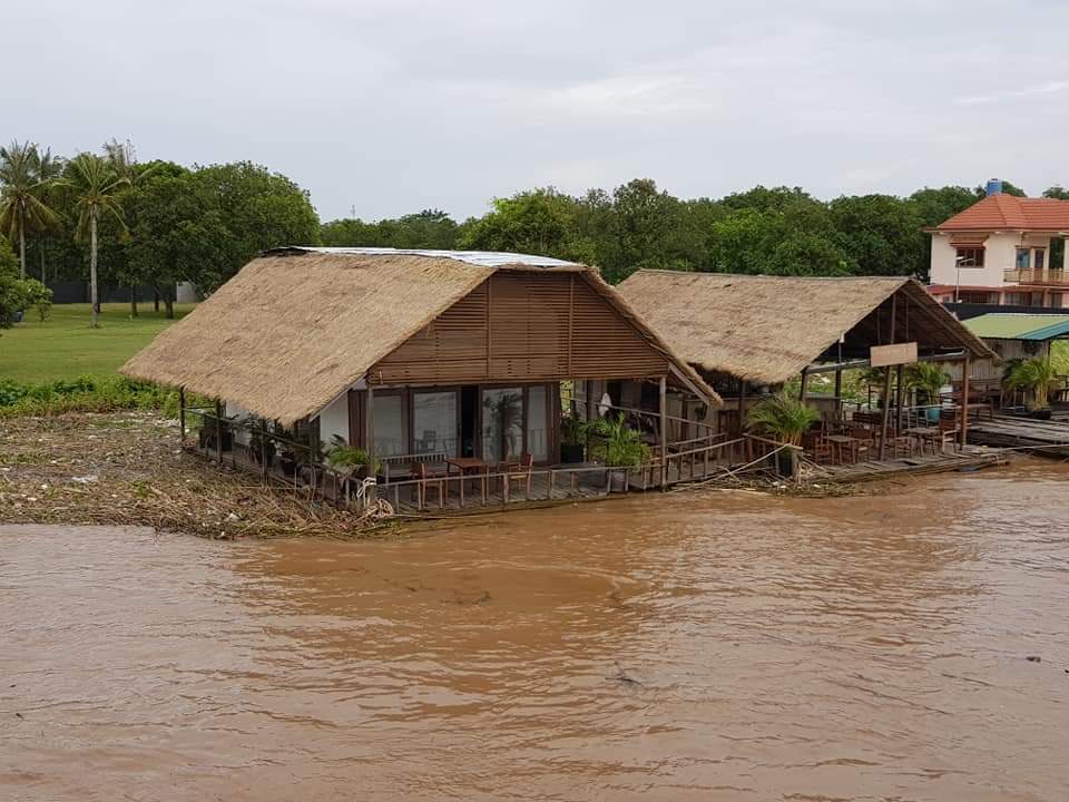 ademirhan's tweet photo. Floating houses on the "Tonle Sap" River. Many people houses just above the water. #Phnom #Penh, #Cambodia 30 August 2018 https://t.co/EJeQ5jo5er