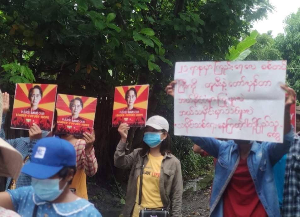 AmeliaKyaw's tweet photo. Locals of Kale Tsp marched on the streets to protest against Genocidal Dictatorship despite brutal crackdowns. #JuntaUsesArtilleryWeapons #Sep19Coup  #WhatsHappeningInMyanmar https://t.co/AJQBUVGp22