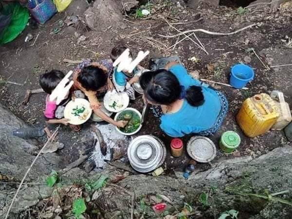 AmeliaKyaw's tweet photo. over 1,000 refugees in KyaukYit village, Myaung Tsp are in urgent need of food &amp; humanitarian aids according to a relief worker. #JuntaUsesArtilleryWeapons #Sep19Coup  #WhatsHappeningInMyanmar https://t.co/6weUKgAZZO